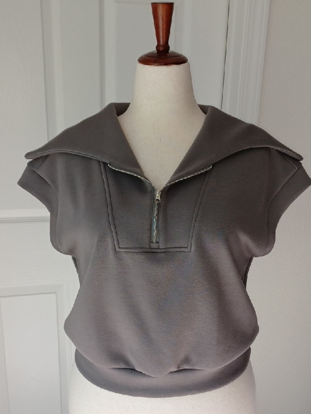 Merokeety Gray Zip-Front Sailor Collar Crop Top Medium